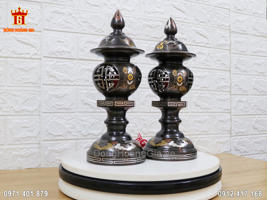 Đôi đèn thờ cúng khảm ngũ sắc là vật phẩm thờ cúng cao cấp trên bàn thờ